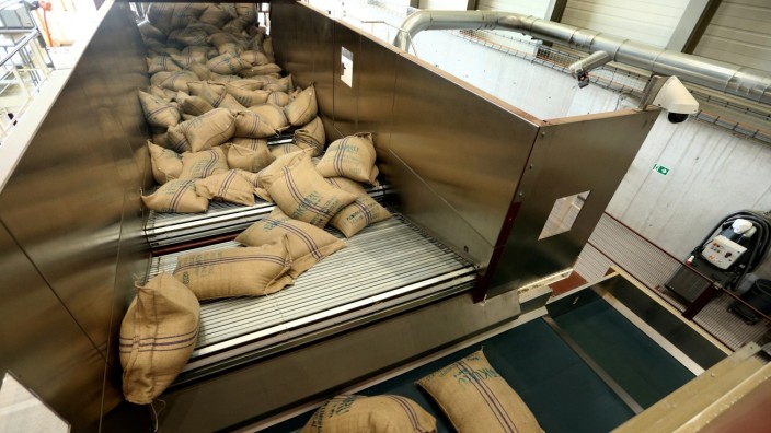 Schweiz: Säcke mit Kaffeebohnen werden in der Nespresso-Fabrik in Romont entladen.