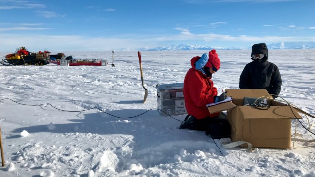 Klima: Chloe Gustafson und die Bergsteigerin Meghan Seifert installieren eine magnetotellurische Anlage auf dem Gletscher.