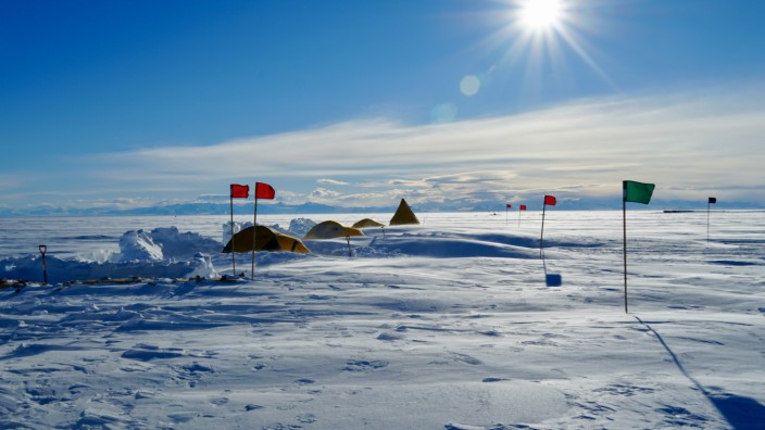 Klima: Das Camp der vier Forscher auf dem Whillans-Eisstrom in Westantarktika. Im Hintergrund das Transantarktische Gebirge.