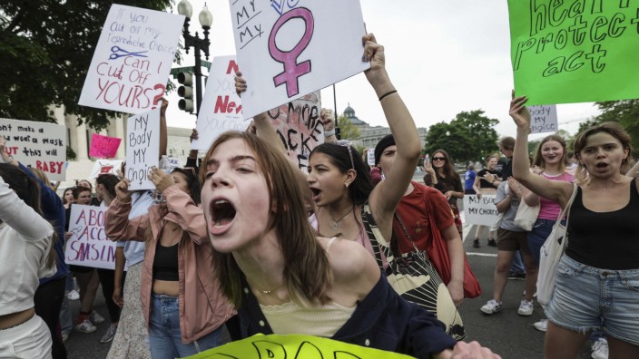 Debatte um Abtreibung: Wieder muss eine Frauengeneration kämpfen: Demonstrantinnen und ihre Unterstützer gingen in dieser Woche in den USA auf die Straße, hier in Washington.