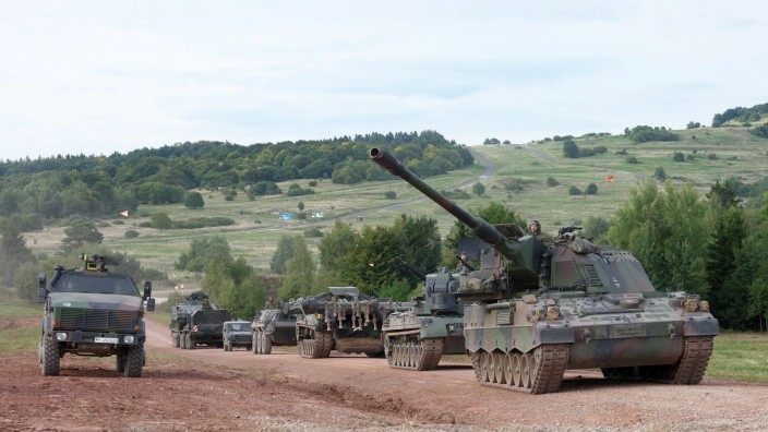 Eine Panzerhaubitze 2000 auf dem Truppenübungsplatz Wildflecken (vorne rechts). Dahinter ein Flugabwehrkanonenpanzer (Fl
