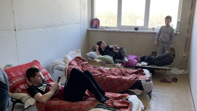 Ukraine-Hilfe: Ukrainische Geflüchtete in einer Herberge in Lwiw - gebraucht werden vor allem Matratzen.