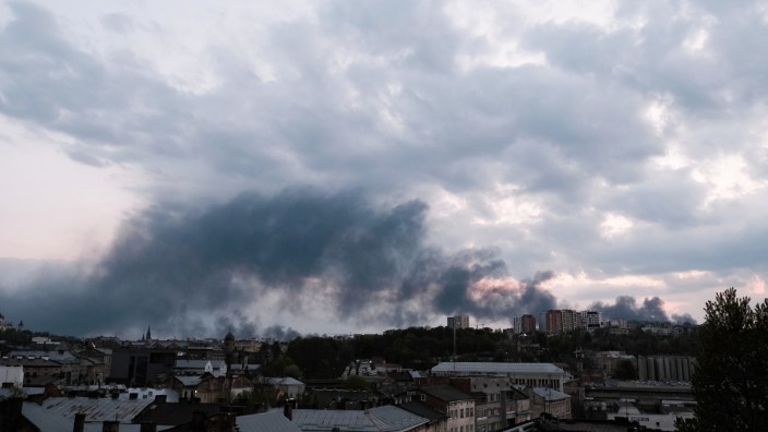 Ukraine-Hilfe: Rauchschwaden ziehen aus Richtung des Bahnhofs über Lwiw (Lemberg), nachdem drei russische Raketen in Umspannwerke der Stadt eingeschlagen sind. Russland ist am 24. Februar 2022 in die Ukraine einmarschiert.