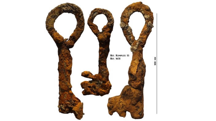 Archäologie: Die Archäologen gehen davon aus, dass diese drei Eisenschlüssel tausend Jahre alt sind, Anthropologen sind derzeit dabei, deren Alter genauer zu bestimmen.