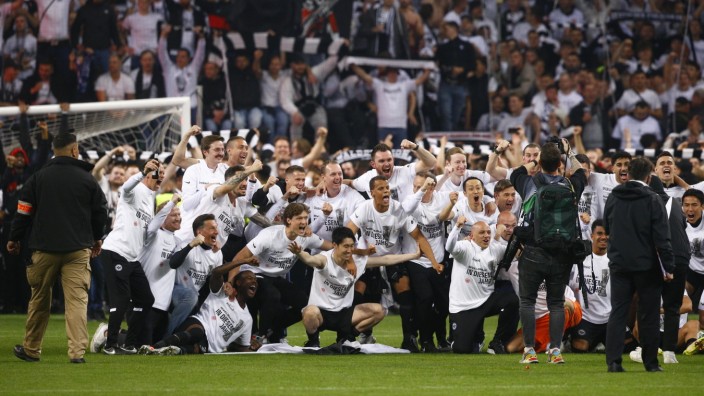 Europapokal: Frankfurts Spieler feiern mit den Fans nach dem 1:0 gegen West Ham United.