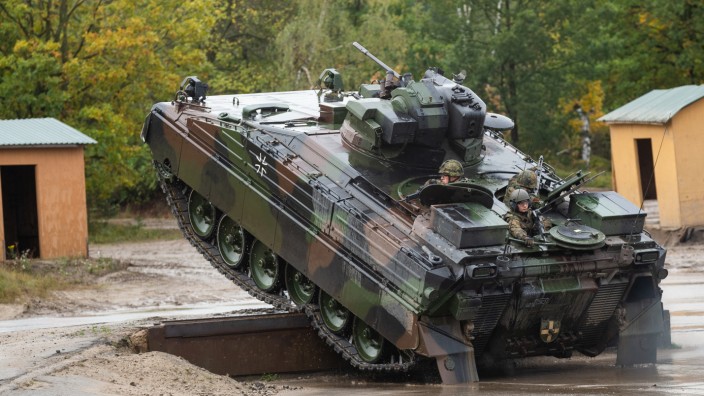 Rheinmetall und Heckler & Koch: Ein Schützenpanzer der Bundeswehr vom Typ Marder, der von Rheinmetall Landsysteme gebaut wird, 2019 bei einer Lehrübung.