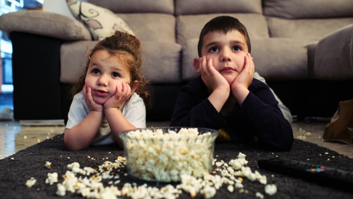 Netflix & Co.: Neflix, Amazon Prime Video oder Disney+? Für Film - und Serienunterhaltung bei Streamingdiensten müssen zumindest die Eltern der Kleinen zahlen.