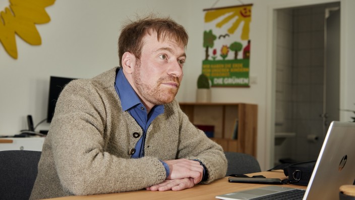 Apfelstreit: Der grüne Bundestagsabgeordnete und frühere Umweltaktivist Karl Bär aus Holzkirchen im Landkreis Miesbach muss weder eine Strafe, noch Schadenersatzzahlungen in Millionenhöhe fürchten.