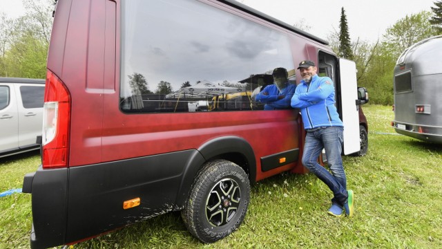 Freiluftmesse am Pilsensee: Torsten Schwengber von TS Buscamp zeigt das Herzstück seines ausgebauten Fiat Ducato: ein 2,30 Meter langes Panoramafenster.