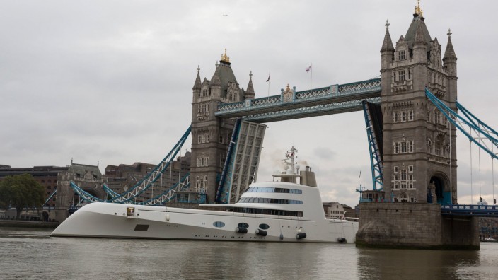 Grégory Salle: "Superyachten": Die Yacht des russischen Oligarchen Andrej Melnitschenko, designt von Philippe Starck nach dem Vorbild eines U-Bootes, verlässt im 2016 London.