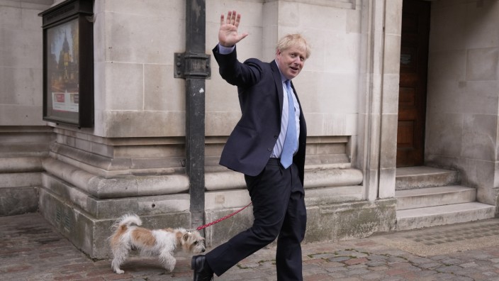 Großbritannien: Dilyn (li.), der Hund von Premierminister Boris Johnson, und sein Herrchen nach dessen Stimmabgabe bei der Kommunalwahl in London am Donnerstag.