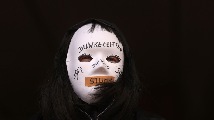 Katholische Kirche: Eine Demonstrantin trägt eine Maske mit der Aufschrift "Dunkelziffer" - Anlass war der Missbrauchsprozess gegen einen Priester vor dem Landgericht Köln Anfang dieses Jahres.