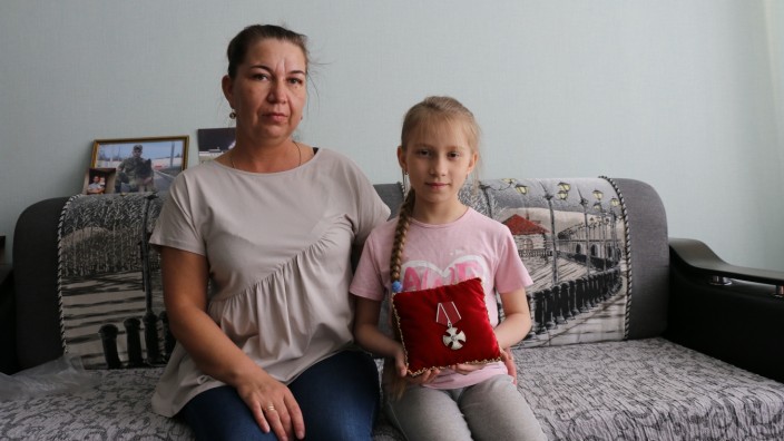 Soldatenmütter in Russland: "Ich frage mich immer wieder: Warum ist er hingefahren?" Gulnara Walijewas Sohn Jewgenij Dudin ist in der Ukraine gefallen. Was ihr und ihrer Tochter von ihm bleibt? Der Orden für Tapferkeit, posthum verliehen, auf einem roten Samtkissen.