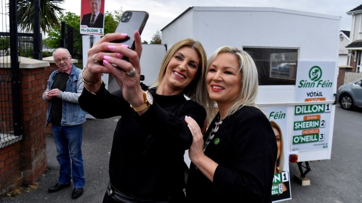 Wahl: Sinn-Féin-Spitzenkanditatin Michelle O'Neill (rechts) macht ein Selfie mit Linda Dillon, die ebenfalls für einen Parlamentssitz kandidierte.