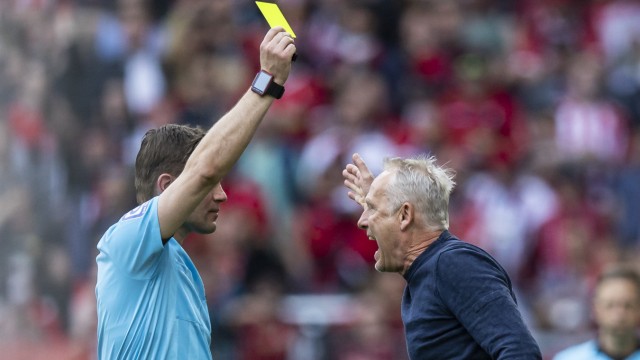 Bundesliga round 33: Freiburg coach Christian Streiche sees the yellow card from referee Felix Brych.