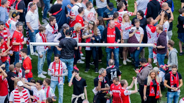 Platzstürme im Fußball: Noch ein Platzsturm: In Köln machen die Fans nicht mal vor den Torpfosten halt.