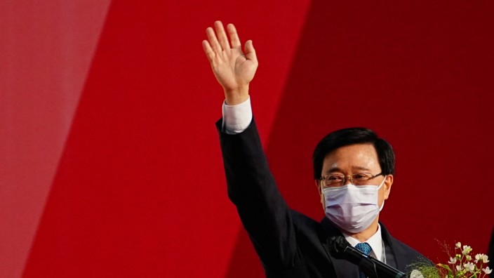 Hongkong: Winken nach der Wahl: In einem scheindemokratischen Prozess ist John Lee zum neuen Hongkonger Regierungschef bestimmt worden.
