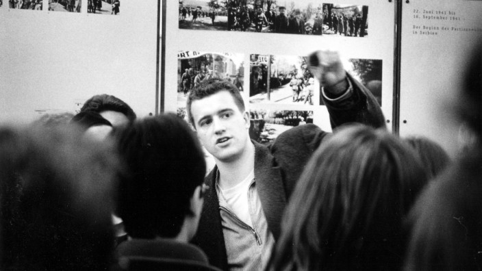 Prantls Blick: Erinnerung, die einen ergreift und packt: Eine Führung während der Ausstellung "Vernichtungskrieg, Verbrechen der Wehrmacht 1941 bis 1944" im Münchner Rathaus im Jahr 1997.
