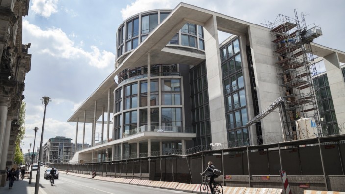 Bundestag: Noch lange nicht fertig: Ein stacheldrahtbewehrter Holzzaun umgibt den Erweiterungsbau des Marie-Elisabeth-Lüders-Hauses in Berlin.