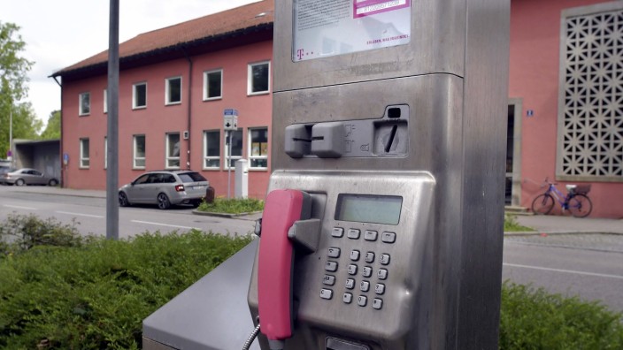 Telefonzellen: Vor dem Eingang zum Bahnhof Erding (im Bild) und am Busbahnhof stehen noch öffentliche Telefone. Eins davon wird demnächst abgebaut, ebenso drei weitere im Stadtgebiet.