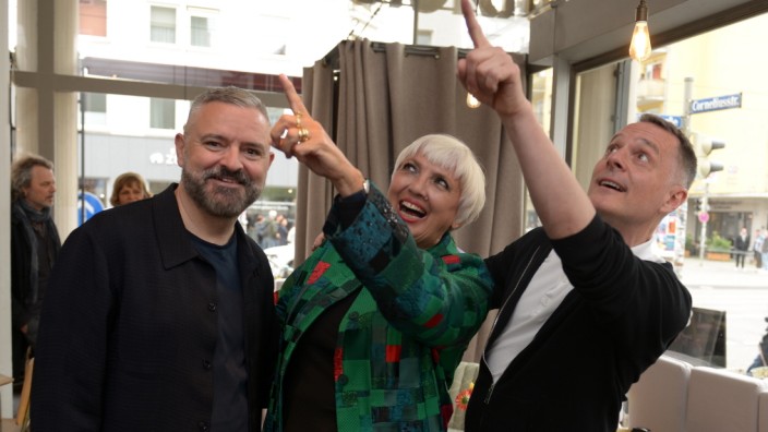 Mode in München: Die Designer Adrian Runhof (links) und Johnny Talbot (in der Mitte mit Claudia Roth) haben kistenweise Stoffreste geschickt, die für das Anfertigen der Kleider verwendet wurden.