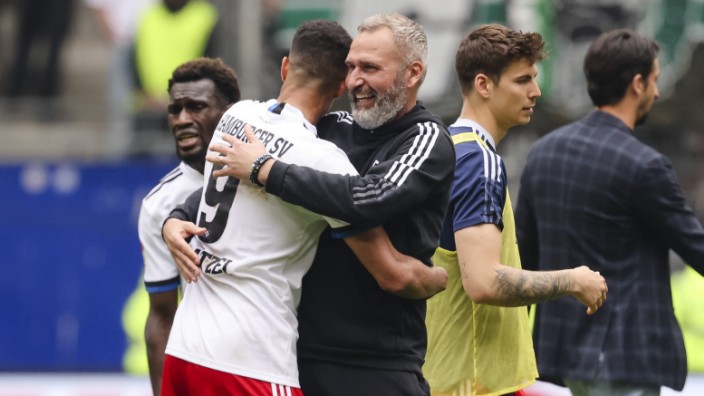Hamburger SV: Zwei Garanten des Hamburger Aufschwungs: Trainer Tim Walter (3.v.l.) umarmt seinen Doppeltorschützen Robert Glatzel.