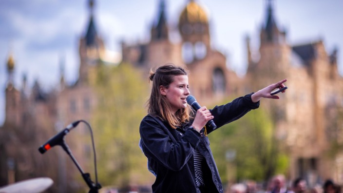 Ukraine-Krieg: Fordert einen raschen Importstopp: Luisa Neubauer bei einer Kundgebung in Schwerin im April.