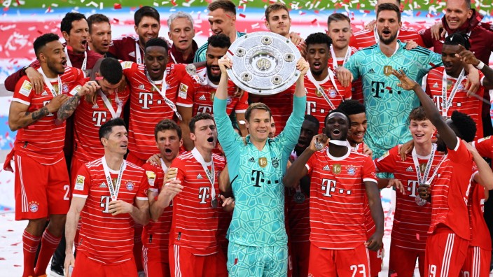FC Bayern gegen Stuttgart: Da ist das Ding - mal wieder: Kapitän Manuel Neuer und die titelerprobten Spieler des FC Bayern mit der Meisterschale.