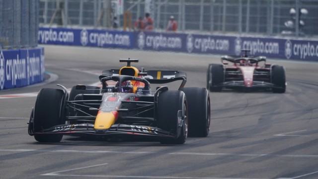 Formel 1 in Miami: "Ein paar Zehntel schneller": Max Verstappen fährt vorneweg, Charles Leclerc (hinten) kommt nicht vorbei.