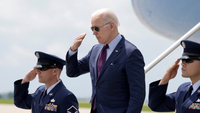 USA und Ukraine: Der amerikanische Präsident Joe Biden salutierend vor der Air Force One.
