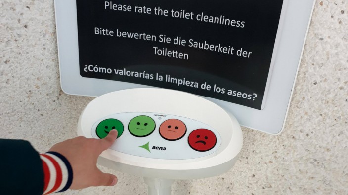 Arbeitswelt: Es geht auch analog: Heutzutage können Nutzer fast alles bewerten, Flughafen-Toiletten, wie hier in Palma auf Mallorca, Lehrer, Hotels, ihre Einkäufe im Netz - und eben auch ihre Firma.