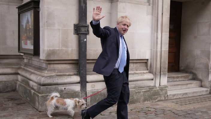Großbritannien: Mit Hund kommt immer gut: Großbritanniens Premier Johnson geht Gassi mit Dilyn.