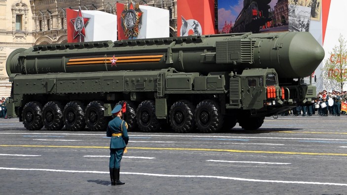 Krieg gegen die Ukraine: Bei der Parade wurden Interkontinentalraketen vom Typ "RS-24 Jars" präsentiert. Die ebenfalls geplante Flugshow entfiel überraschend.