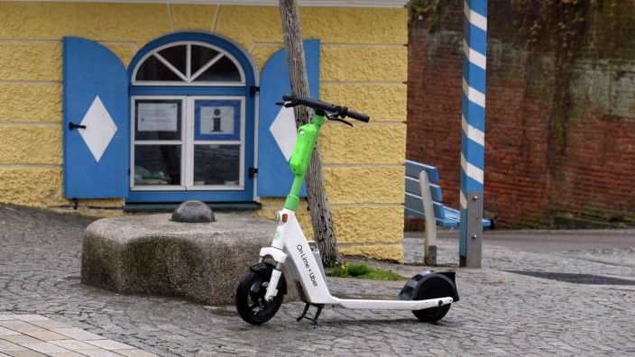 Elektromobilität: Anbieter sprechen von der "Letzte-Meile-Mobilität" der E-Scooter, die über ganz Dachau verteilt ausleihbar sind. Andere fürchten Unfälle und Wildparker.