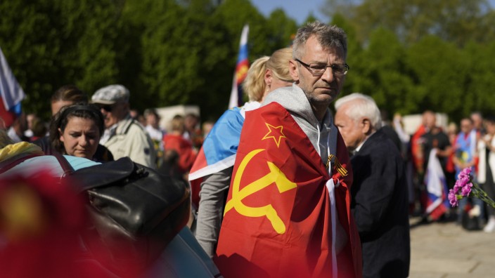 Berlin: Eigentlich nicht erlaubt: ein Mann mit der sowjetischen Fahne beim Ehrenmal im Tiergarten in Berlin.