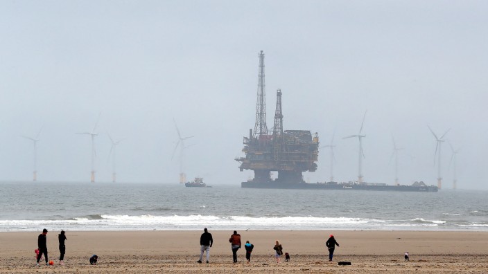 Öl- und Gasindustrie: Ausnahmsweise kein Geldbringer mehr: Schlepper bugsieren an der Ostküste Englands eine außer Dienst gestellte Ölplattform von Shell zum Dock.