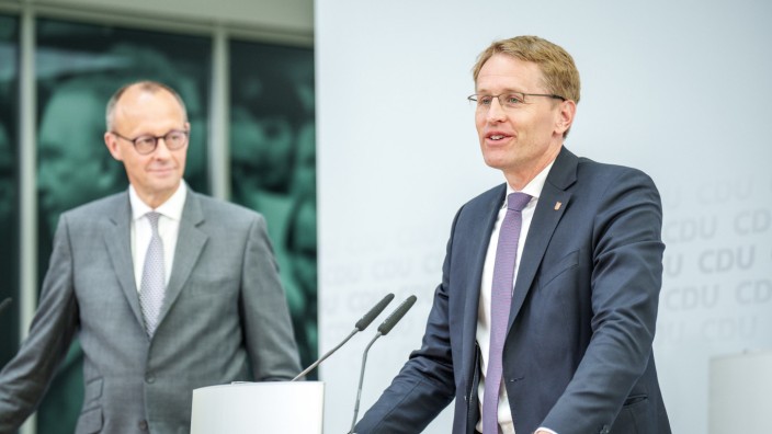 CDU: "Ich freue mich sehr darüber": CDU-Chef Friedrich Merz (links) mit dem schleswig-holsteinischen Wahlsieger Daniel Günther (ebenfalls CDU) am Montag in Berlin.