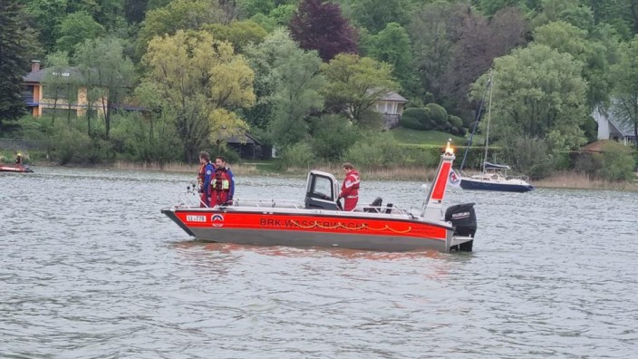 Herrschinger Bucht: Mit Rettungsbooten suchen die Wasserwachten den Ammersee bei Herrsching nach dem vermissten 59-jährigen Mann ab.