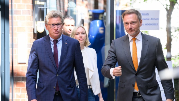 FDP: Das erste Mal Spitzenkandidat: der Schleswig-holsteinische Wirtschaftsminister Bernd Buchholz (links) zusammen mit dem FDP-Vorsitzenden Christian Lindner am Tag nach der Wahl in Berlin.