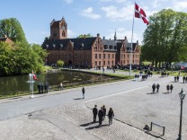 Dänemark: Die Narben unter der Schuluniform