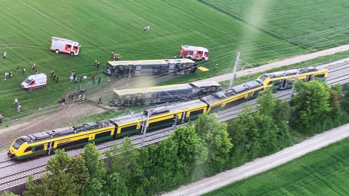 Österreich: Blick auf einen entgleisten Zug und umgestürzte Waggons.