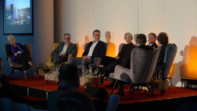 SZ discussion on the Munich Konzerthaus: under the supervision of SZ division chief Ulrike Heidenreich (left) and SZ division chief René Hofmann (back) discussing (from left) Andreas Beck, Marcus Blum, Catherine Habenschaden, Ulrich Wilhelm and Christian Gehrer.