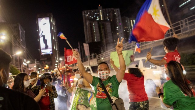Duterte-Nachfolge: Im Jubel: Anhänger von Marcos Jr. feiern, als die ersten Teilergebnisse bekannt werden.