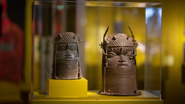 Hamburg: Gedenkköpfe eines Königs aus einer unbekannten Werkstatt der Bronzegießergilde Igun Eronmwon (Königreich Benin, Nigeria, 19. Jahrhundert).