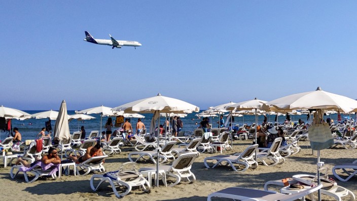 Luftverkehr: Lufthansa-Flugzeug über dem Strand von Larnaka auf Zypern. Der Konzern ist optimistisch und hat schon mal neue Maschinen bestellt.