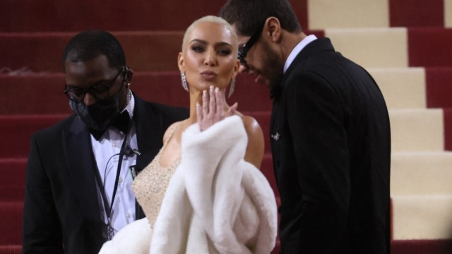 SZ-Kolumne "Bester Dinge": A kiss may be grand: Kim Kardashian in einem Original-Kleid von Marilyn Monroe bei der Met Gala.