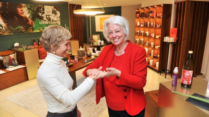 Lifestyle: Bei Pharmos Natur kümmert sich Geschäftsgründerin Margot Esser-Greineder (rechts) selbst um die Kunden im Laden.