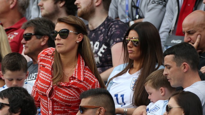 Spielerfrauen: Da teilten sie noch ihre Liebe für Sonnenbrillen, Stadienbesuche und Smalltalk: Coleen Rooney (links) und Rebekah Vardy (rechts) bei einem EM-Spiel 2016.