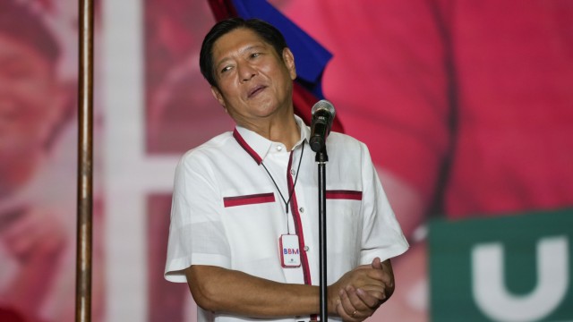 Philippinen: Ferdinand Marcos Jr. auf einer Bühne wenige Tage vor seiner Wahl. Seinen Wahlkampf baute er hauptsächlich auf Slogans auf.