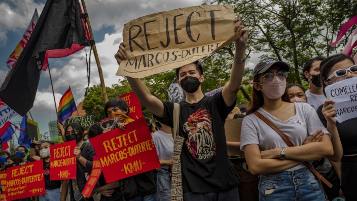 Philippinen: In Manila protestieren Bürger gegen Ferdinand "Bongbong" Marcos Jr. als nächsten Präsidenten. Doch die Mehrheit hat ihn gewählt.